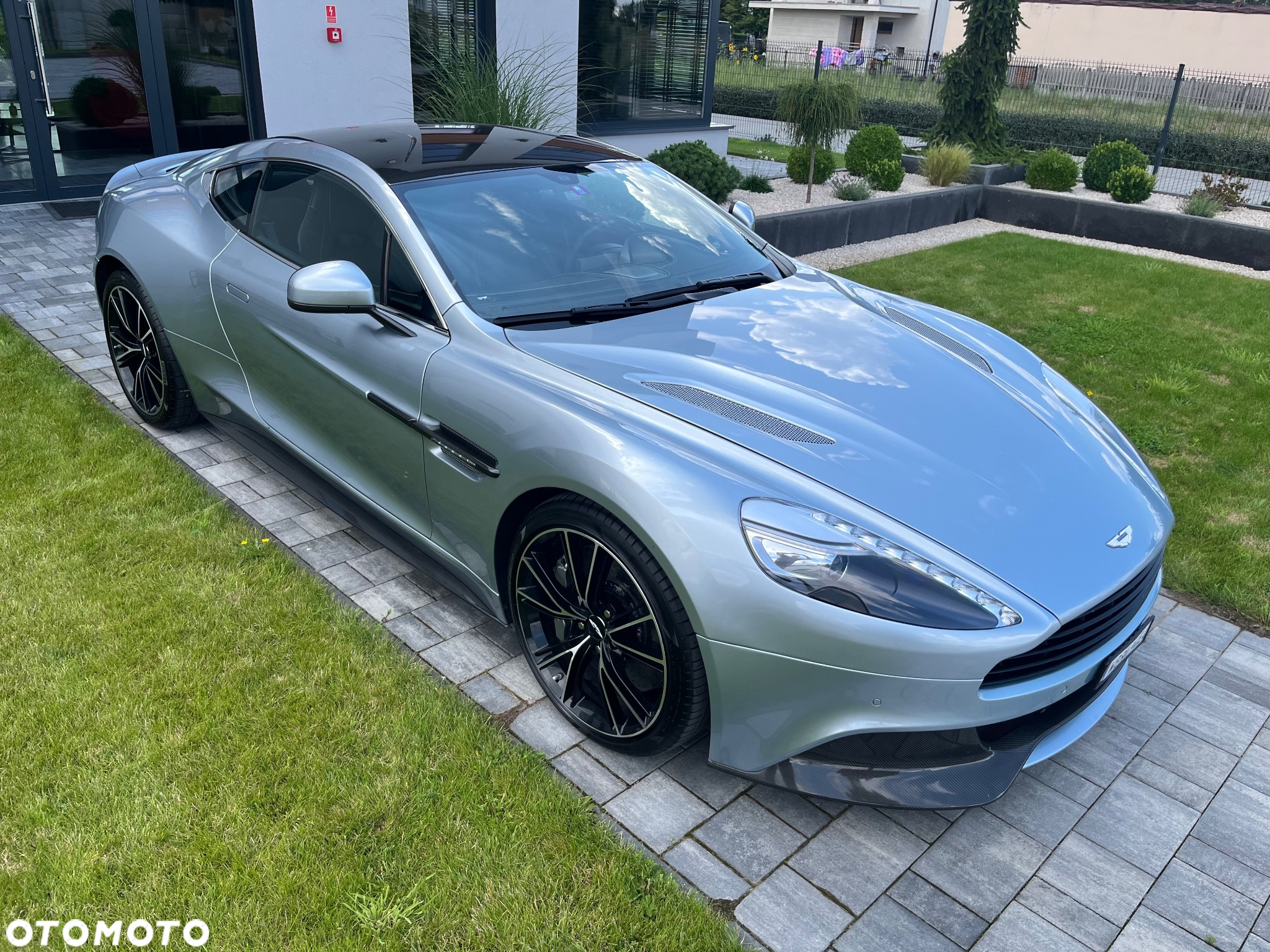 Aston Martin Vanquish - 25