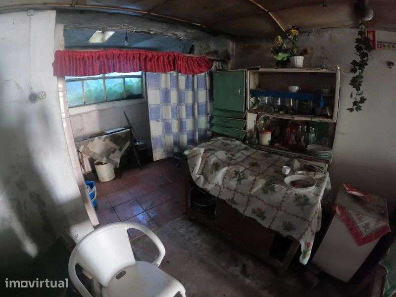 Prédio de 3 pisos para reabilitar no centro de Arcos de Valdevez - Grande imagem: 4/12