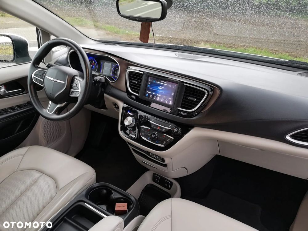 Chrysler Pacifica - 12