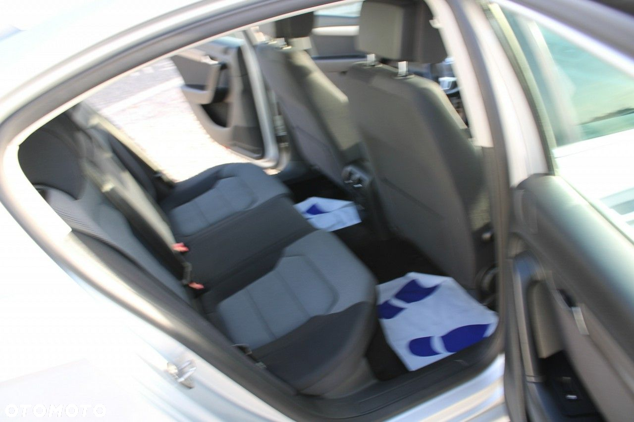 Volkswagen Passat - 30