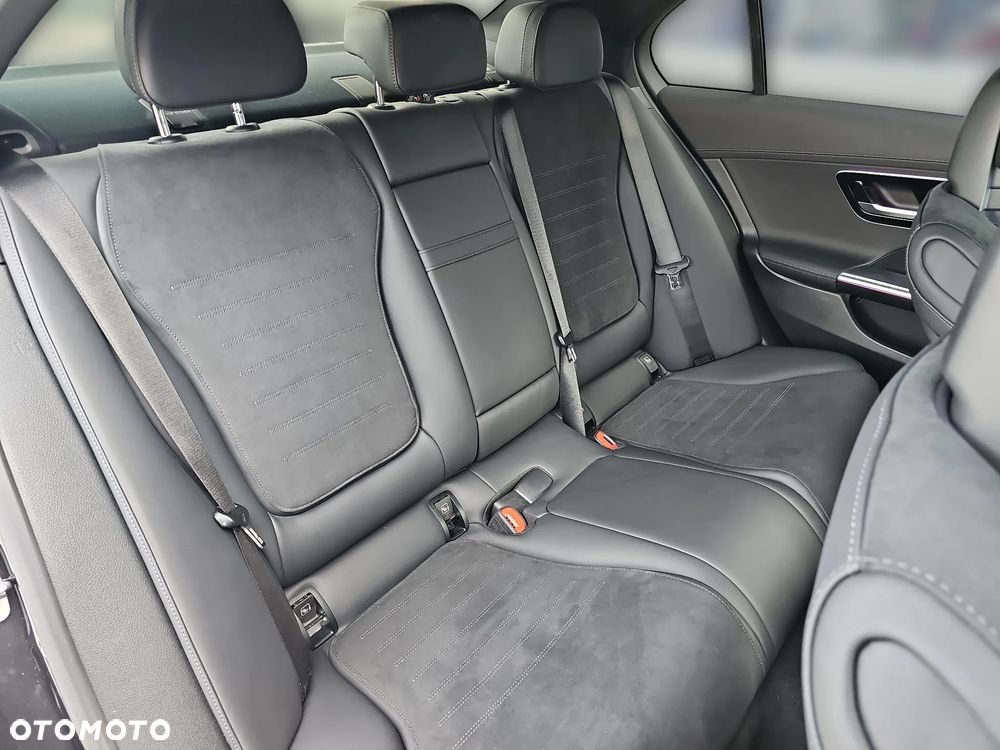 Mercedes-Benz Klasa C 200 4Matic 9G-TRONIC AMG Line - 13