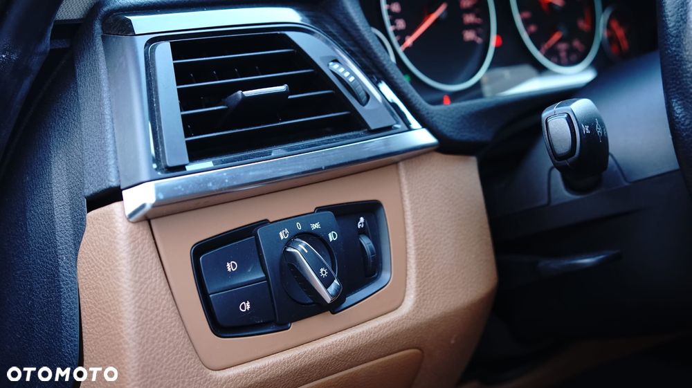 BMW Seria 3 318d Luxury Line - 26