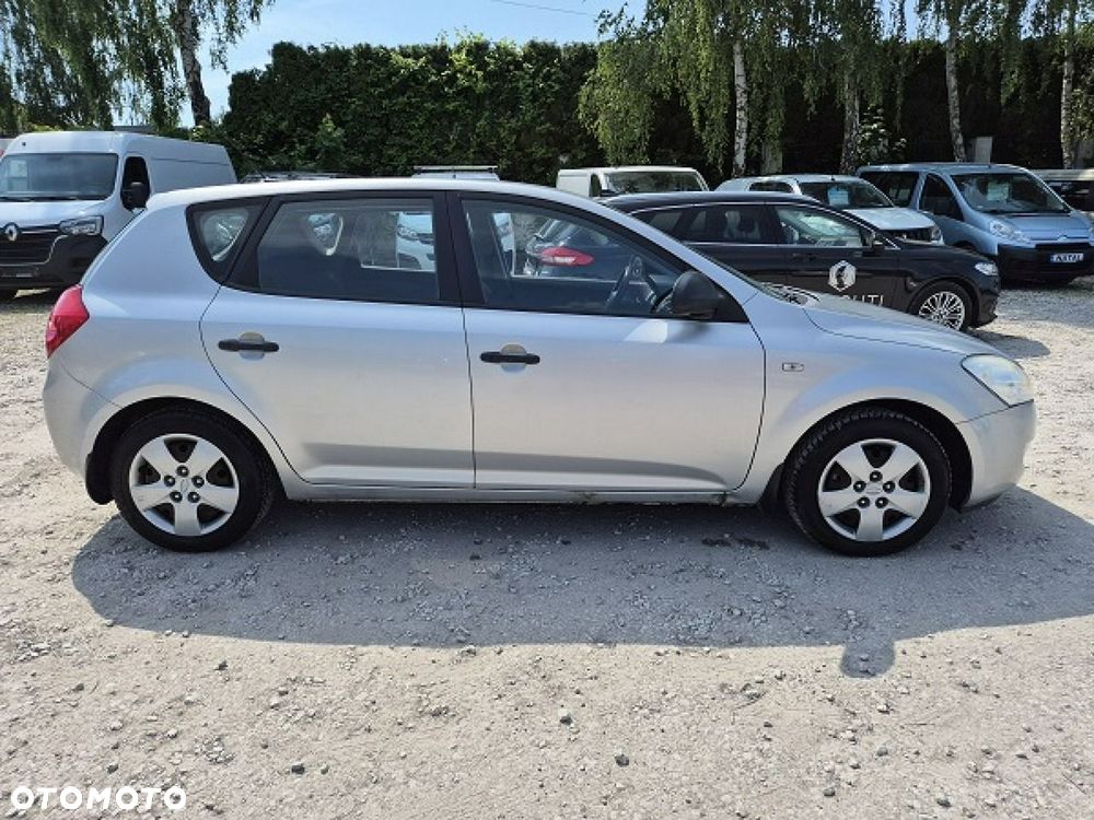 Kia Ceed - 8