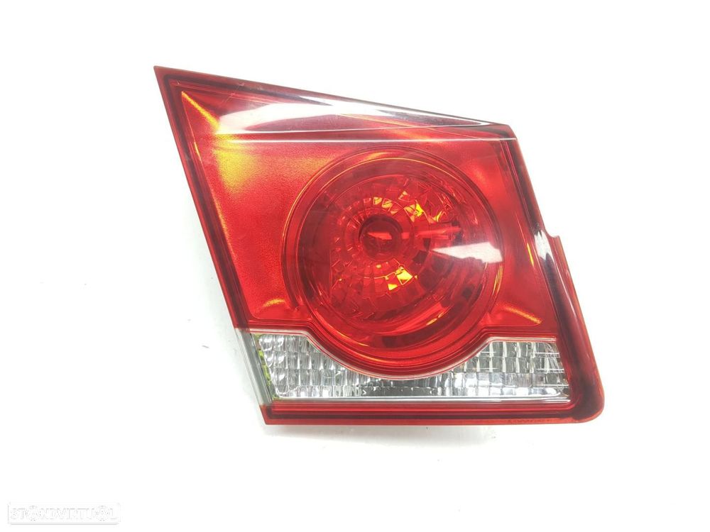 FAROLIM TRASEIRO ESQUERDO INTERIOR CHEVROLET CRUZE - 1