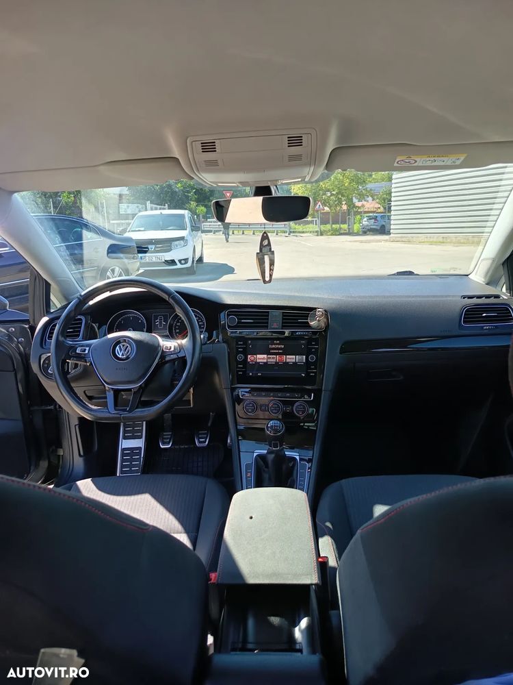 Volkswagen Golf - 6
