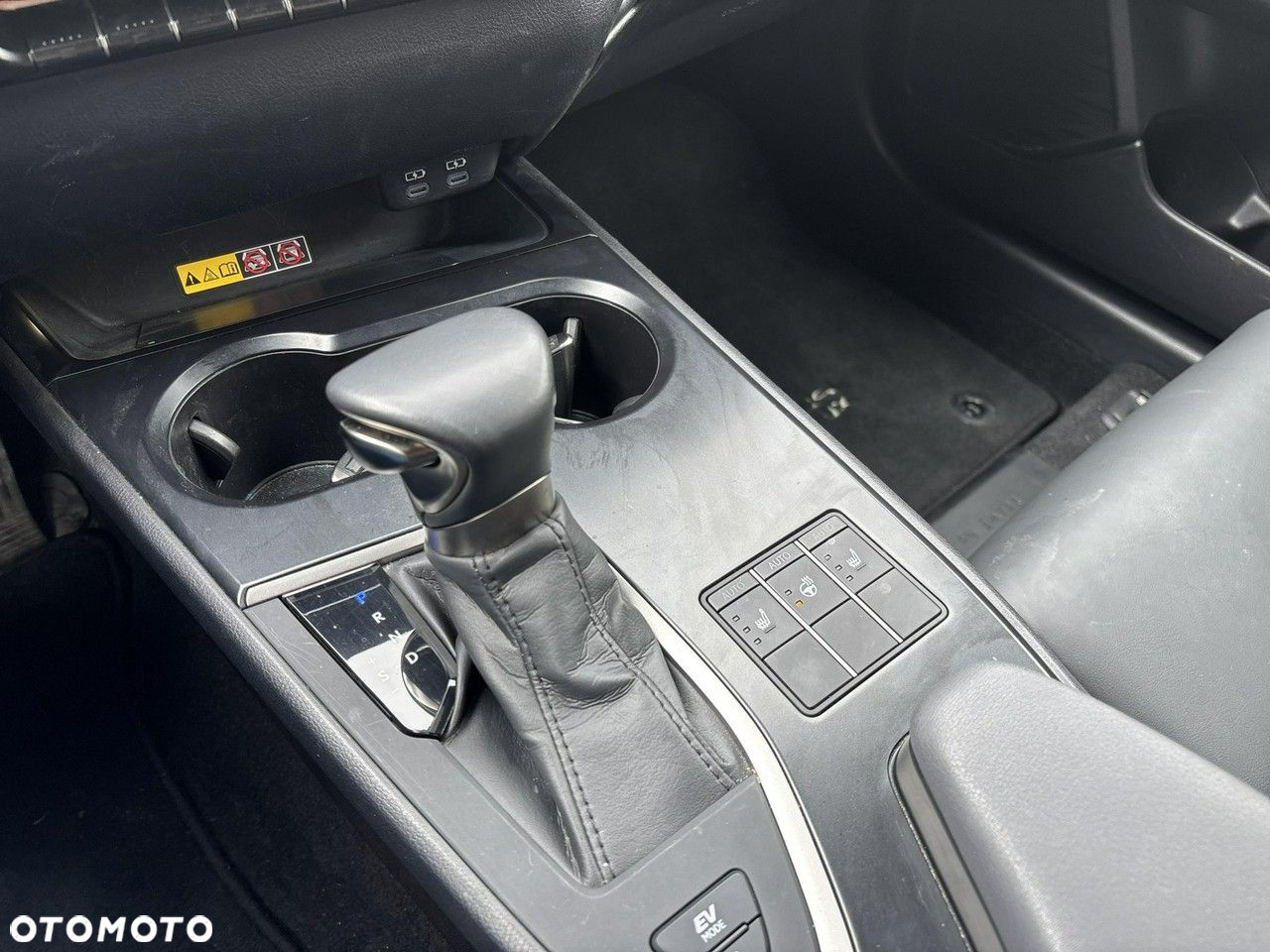 Lexus UX - 21