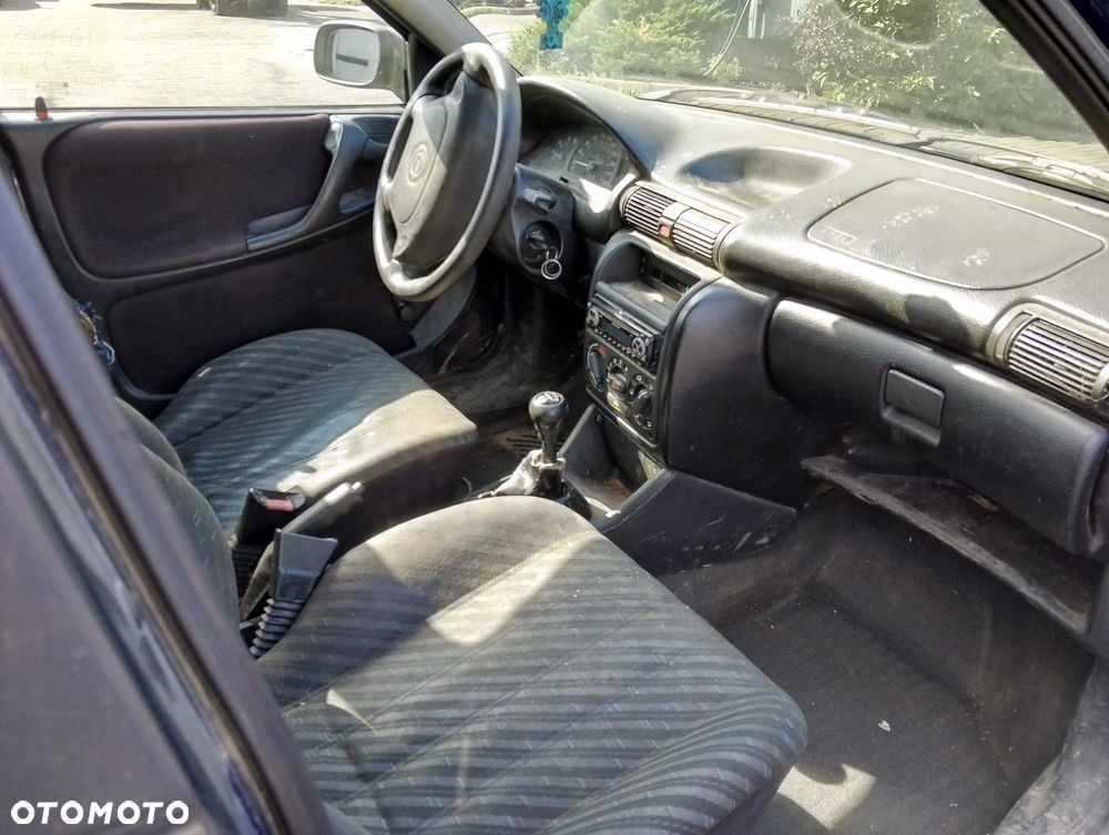 Opel Astra F (94-02r.) 1.6B 74KM. Silnik X16SZR Skrzynia F13 W374.Cały na części. GWARANCJA !!! Przód Tył Zestaw Komplet Drzwi Klapa Zderzak Błotnik Maska Grill Atrapa Szyba Pas Lampa Lusterko Boczki Fotel Kanapa Kokpit Deska Rozdzielcza Przełącznik Włącznik Sterownik Przewody Wiązka Instalacja Moduł Komputer Czujnik Listwa Pompa Alternator Wtryski Głowica Rozrusznik Kompresor Sprzęgło Dwumas Silnik Skrzynia ABS Klimatyzacji Paliwa Wspomagania Kolektor Turbina Przepustnica Zawór Chłodnica Koło Hak Belka Sanki Zawieszenie Mcpherson Półoś Amortyzator Wydech Tłumik Zacisk Most - 7