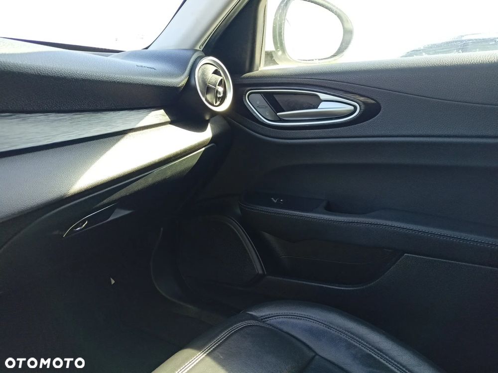 Alfa Romeo Giulia - 16