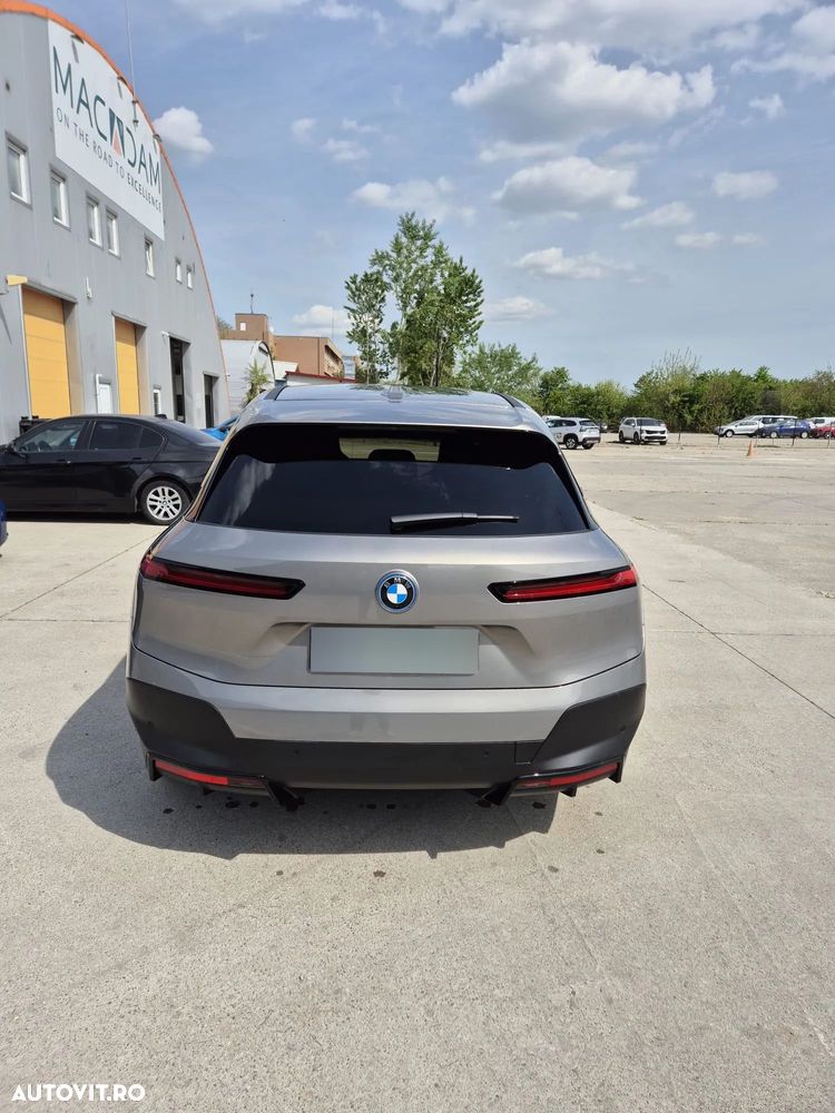 BMW iX - 9