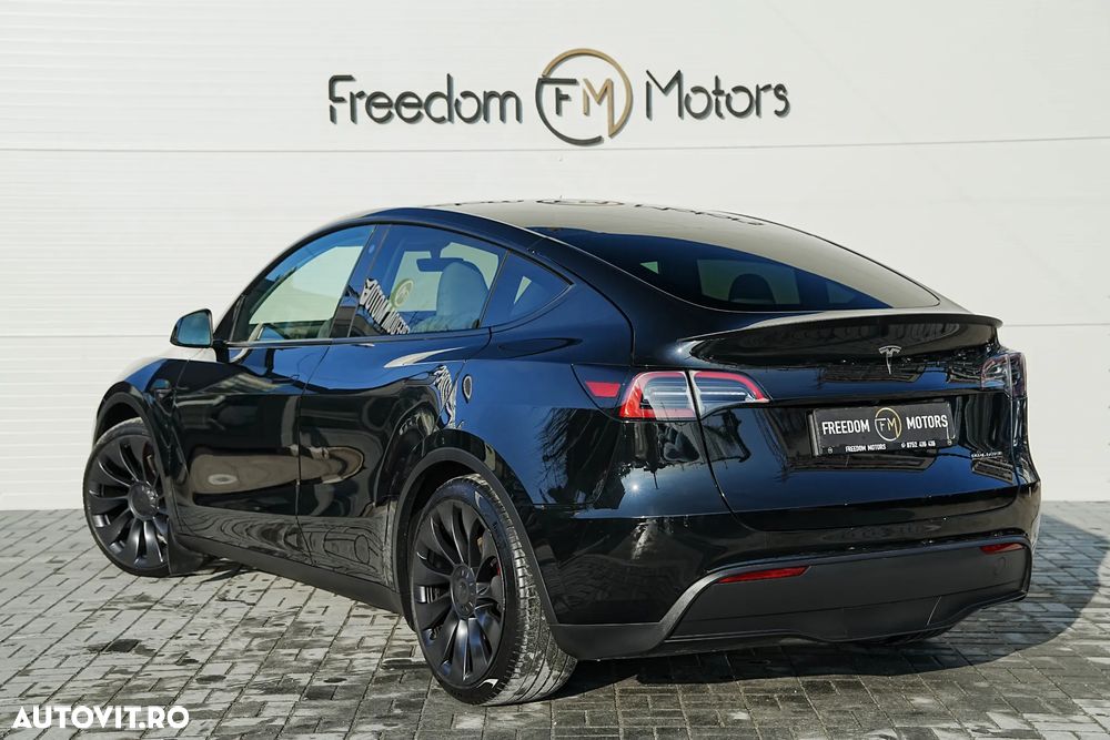 Tesla Model Y - 8