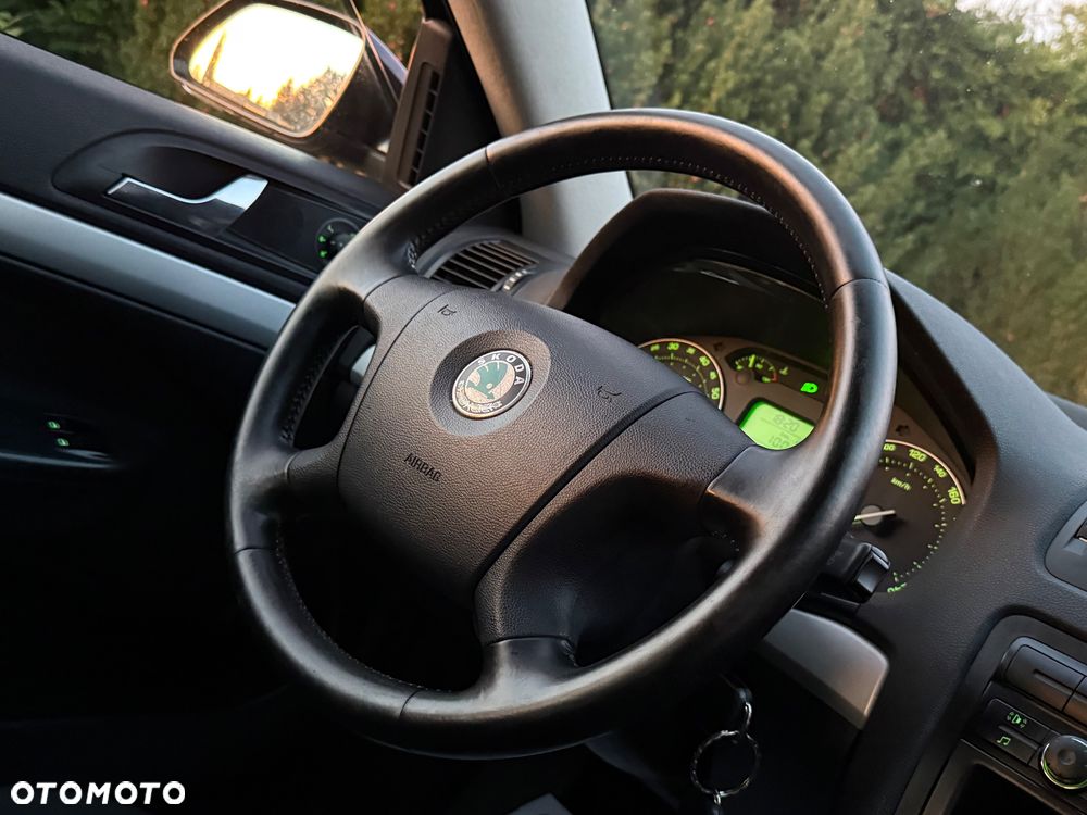 Skoda Octavia 1.6 Ambiente - 10