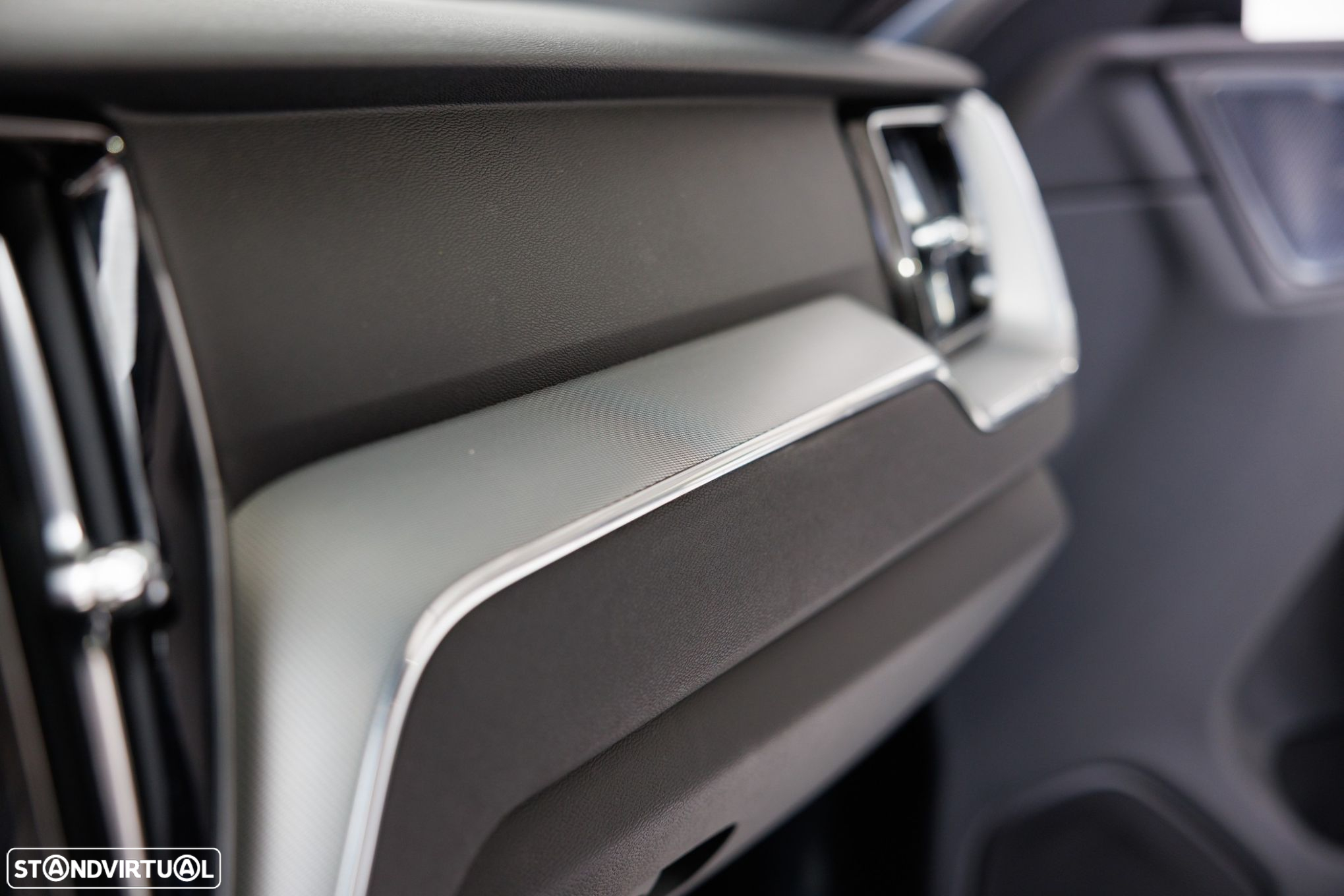 Volvo XC 60 2.0 T6 PHEV R-Design AWD - 34