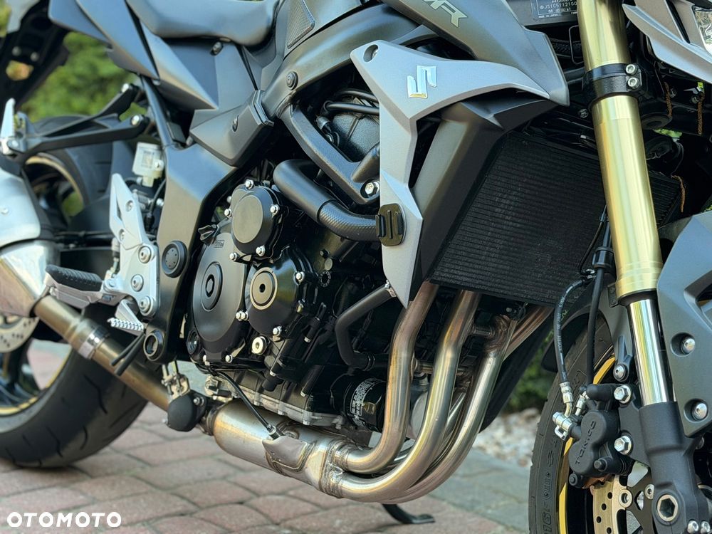 Suzuki GSR - 12