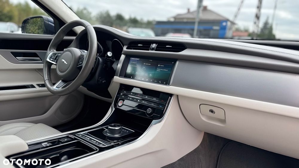 Jaguar XF 25d AWD R-Sport - 23