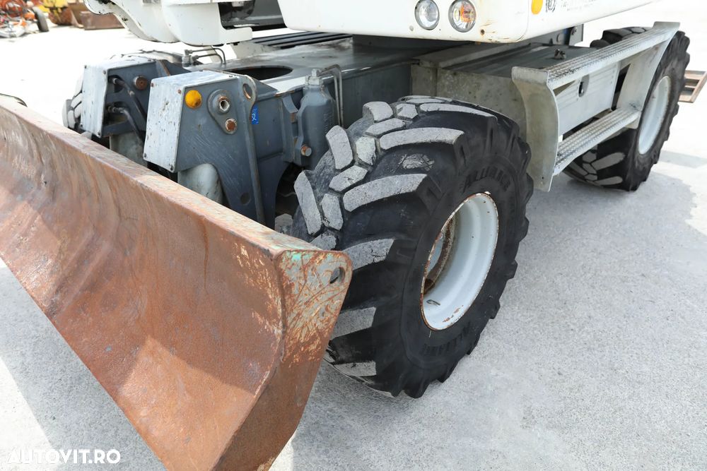Liebherr A910 Compact - 8