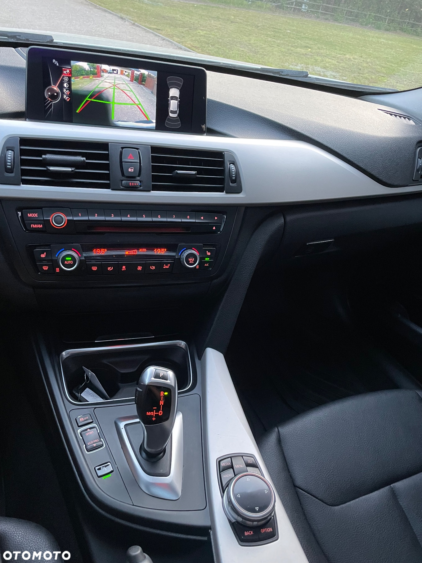 BMW Seria 3 320i Touring xDrive - 14