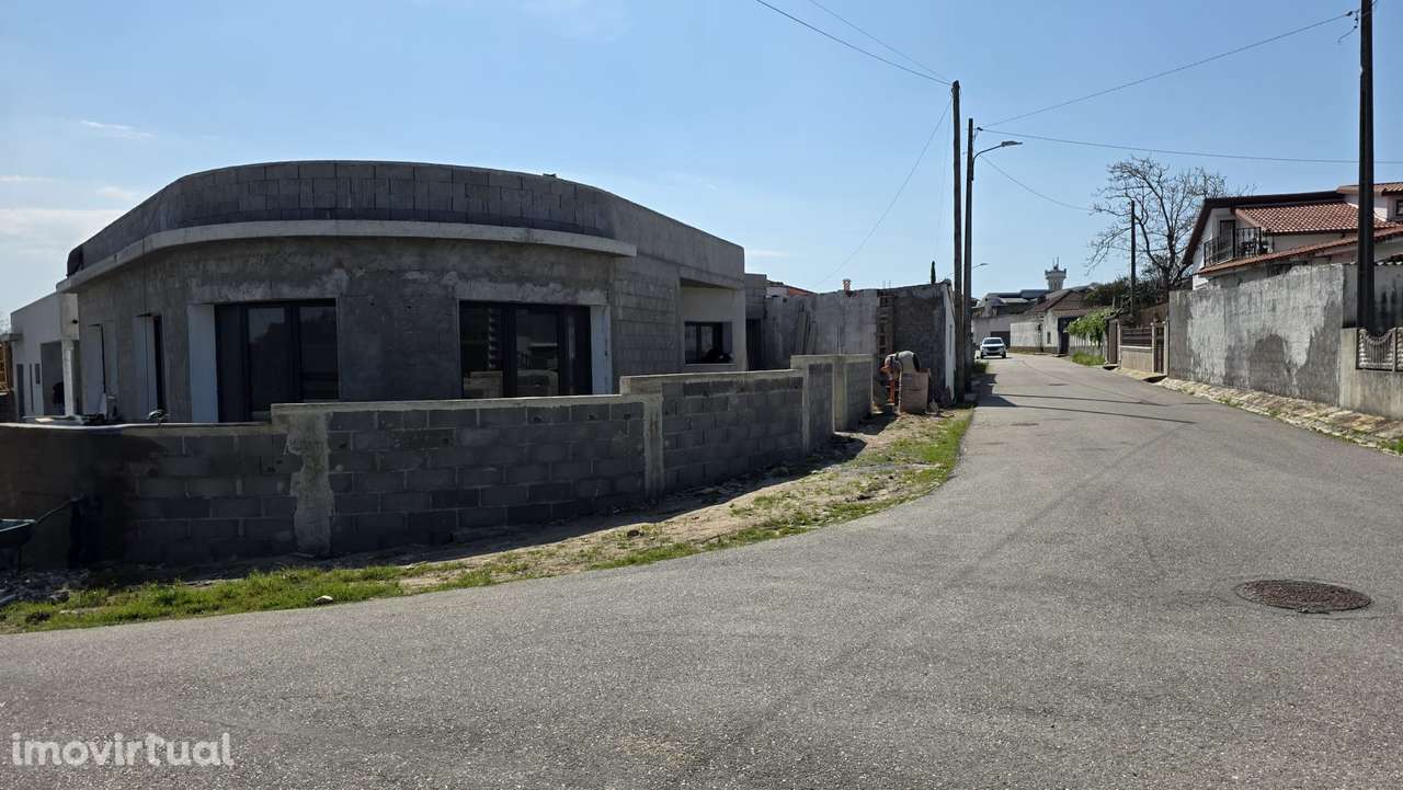 Moradia T3, térrea, geminada com garagem e jardim. Fração "B" - Grande imagem: 2/13