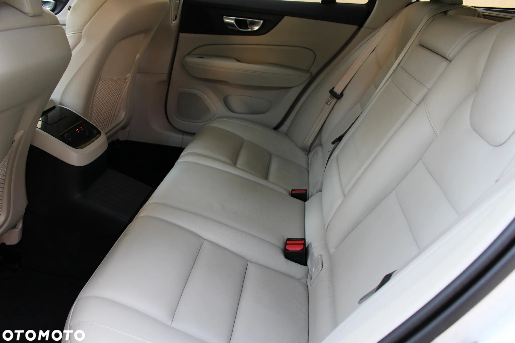 Volvo V60 T8 AWD Twin Engine Geartronic Inscription - 27