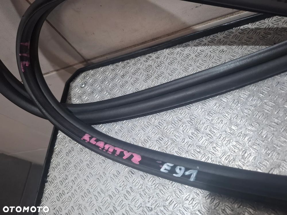 Uszczelka klapy bagażnika BMW E91 2009 rok - 1