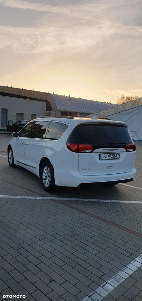 Chrysler Pacifica - 8