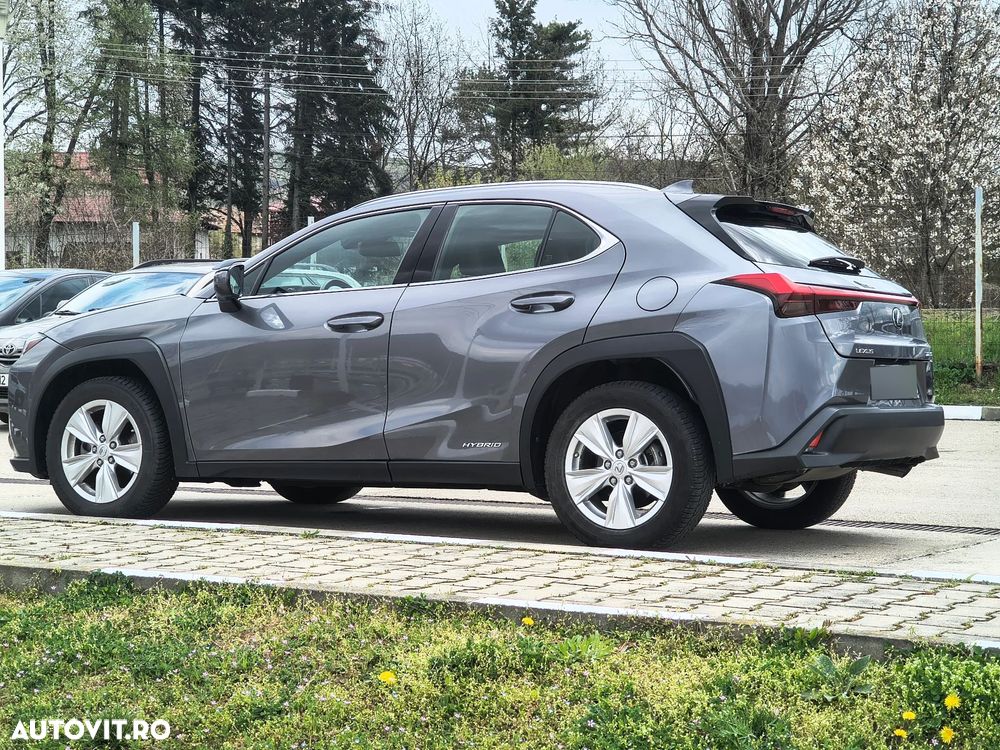 Lexus UX 250h (E-FOUR) Business Edition - 33