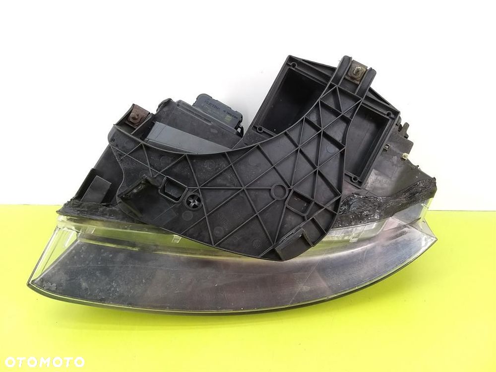Reflektor lampa przód prawa Audi A4 B6 8E 8E0941004F VALEO 2000-2004 - 2
