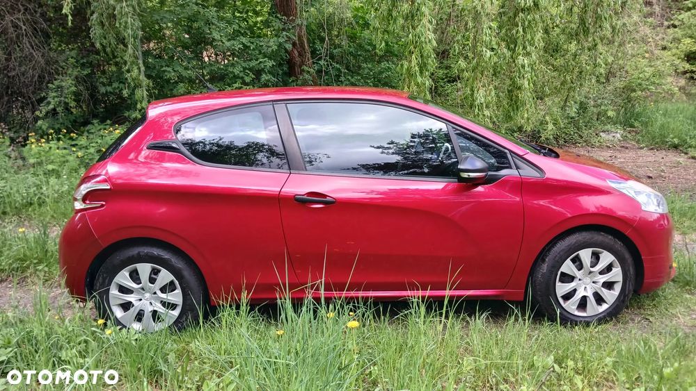 Peugeot 208 - 8