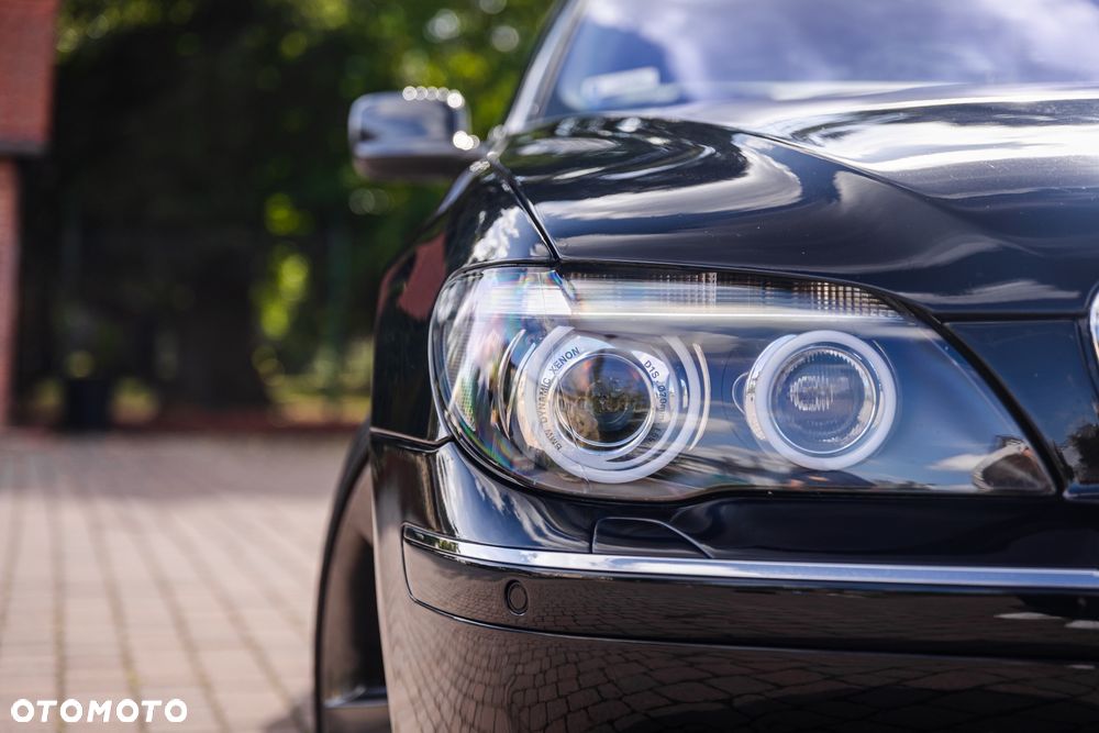 BMW Seria 7 750i - 8