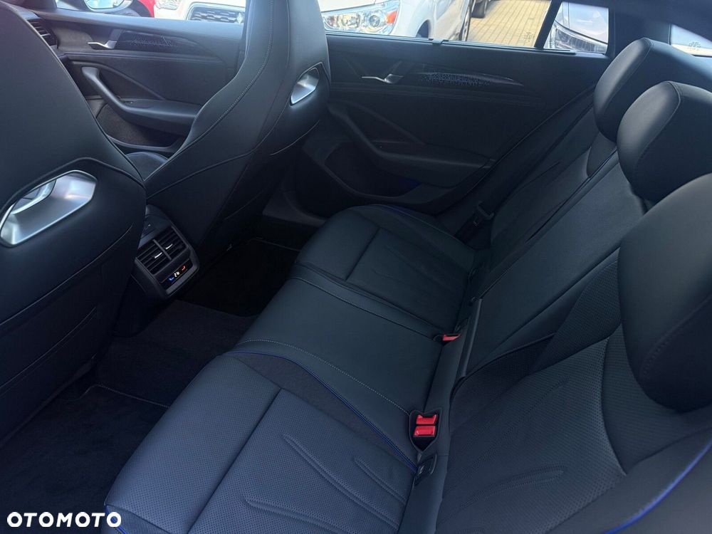 Volkswagen Passat Variant 2.0 TDI SCR 4Mot R-Line Plus DSG - 19