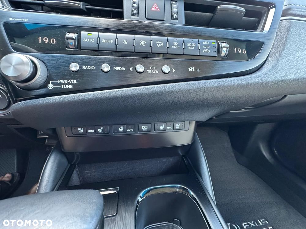 Lexus ES 300h Omotenashi - 16