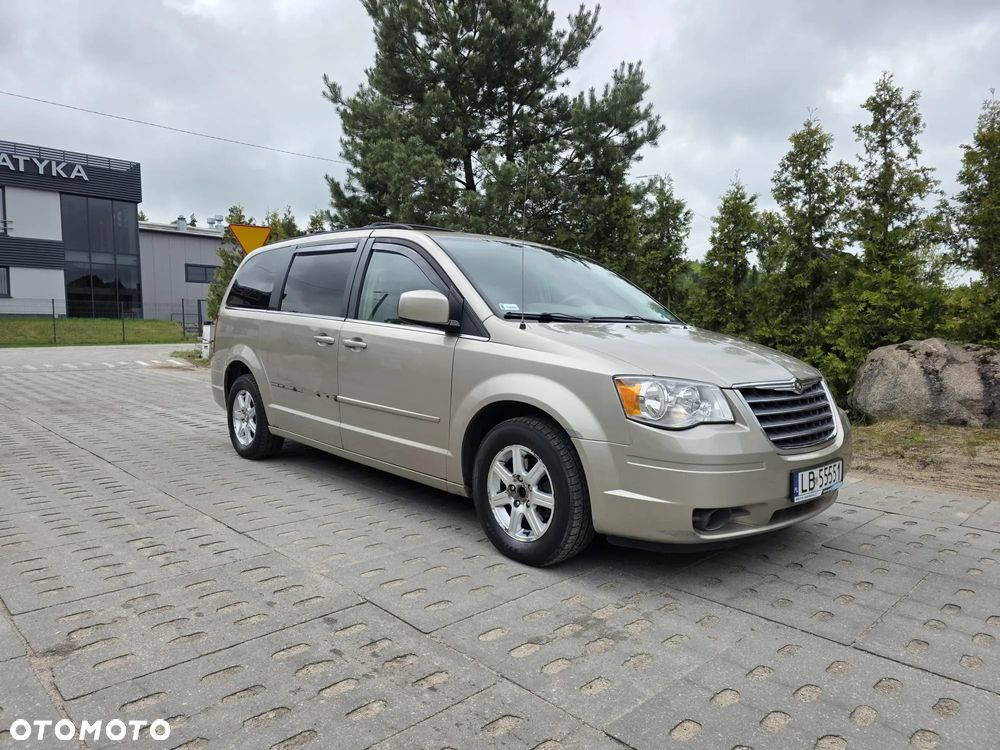 Chrysler Town & Country - 4