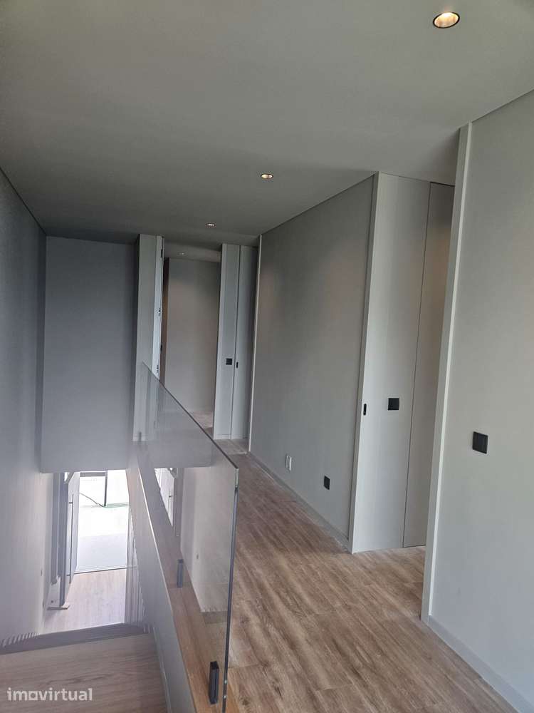 Moradia T4 com Piscina e Jardim - Grande imagem: 2/52