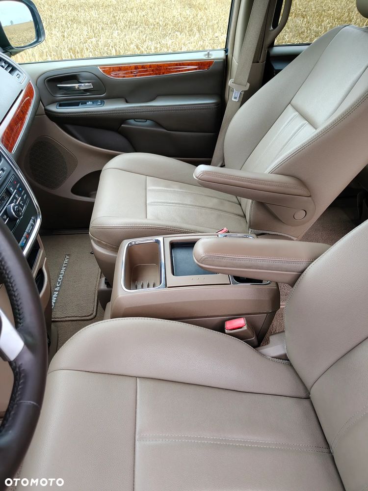 Chrysler Town & Country 3.6 Limited - 12