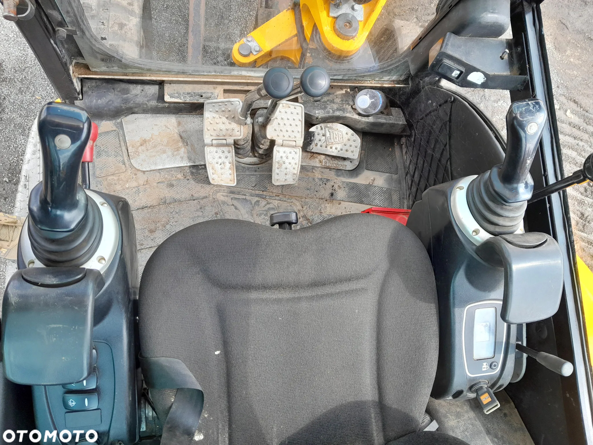 JCB 8026 - 16