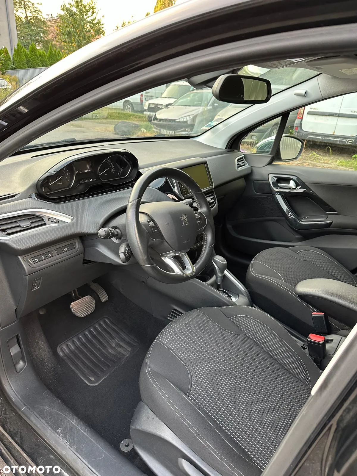 Peugeot 208 - 8