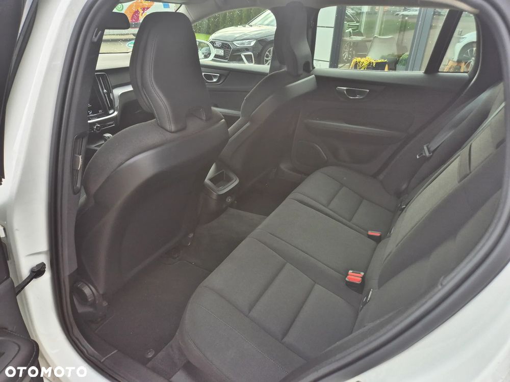 Volvo V60 B3 B DKG Momentum - 25