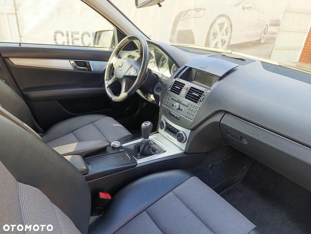 Mercedes-Benz Klasa C 180 CGI BlueEFFICIENCY Avantgarde - 12