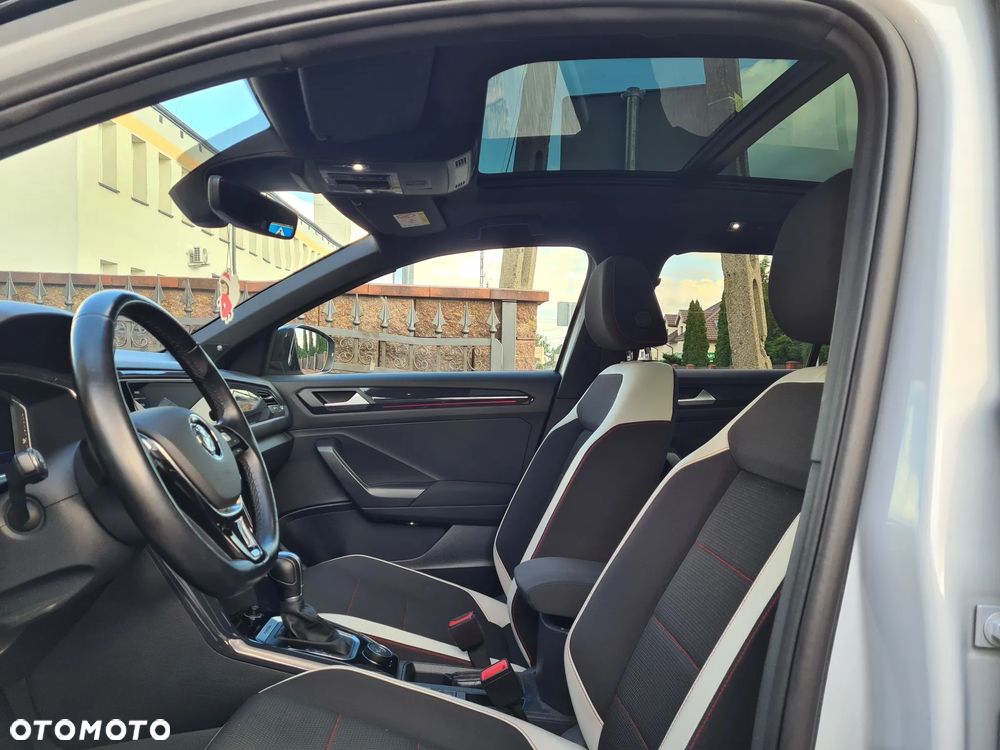 Volkswagen T-Roc - 8