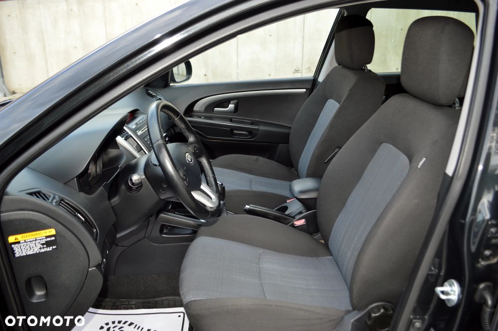 Kia Ceed - 10