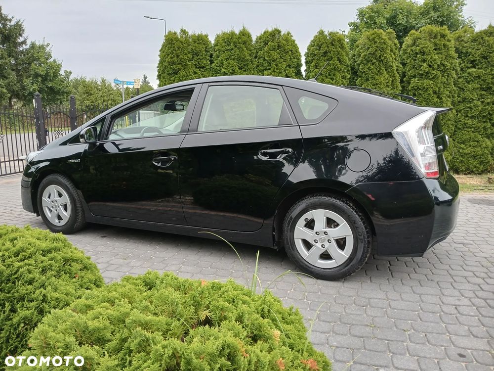 Toyota Prius (Hybrid) Executive - 25