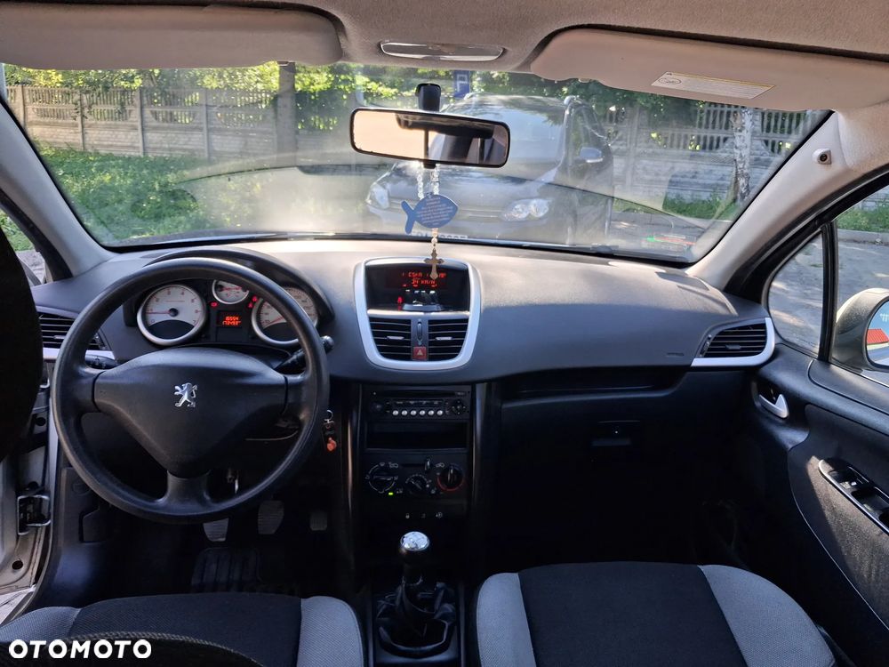 Peugeot 207 1.4 16V Trendy - 12