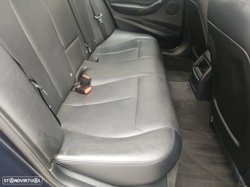 BMW 320 d Line Luxury - 17