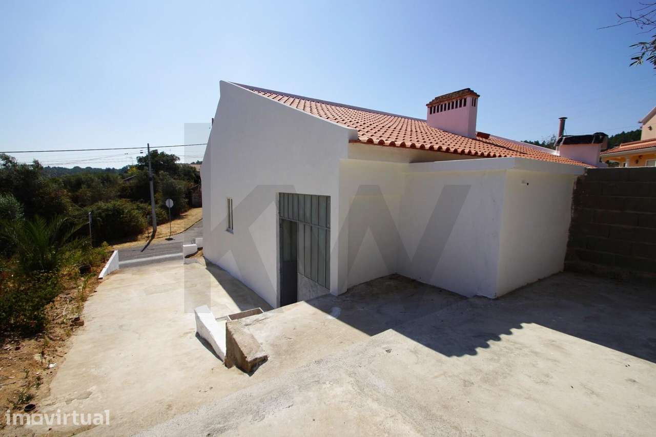 Moradia T3 independente para renovar com 2.213 m2 de terreno – Abrante - Grande imagem: 4/40