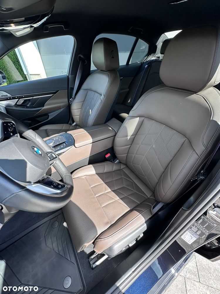 BMW Seria 5 M550i xDrive - 10