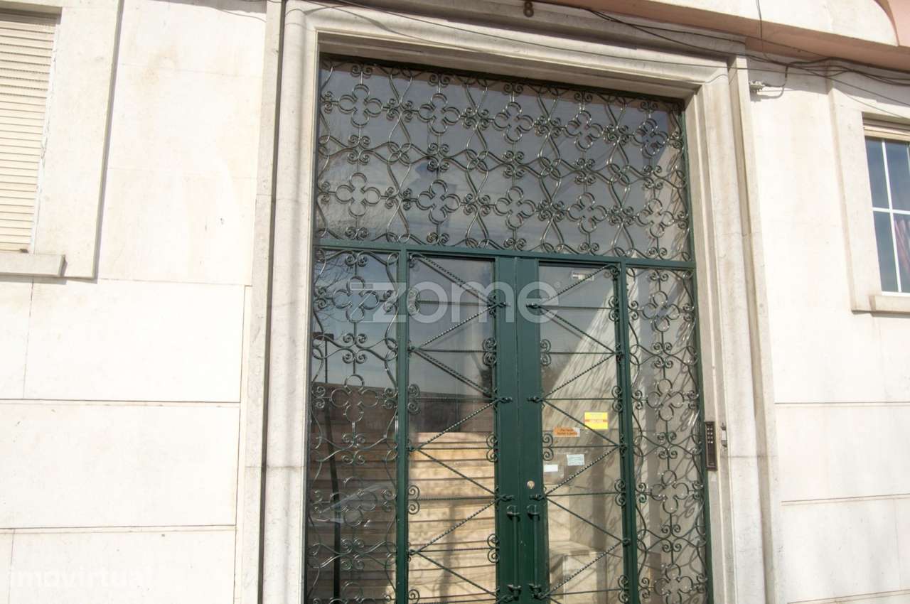 Excelente prédio parcialmente remodelado no coração de Lisboa - Grande imagem: 2/10