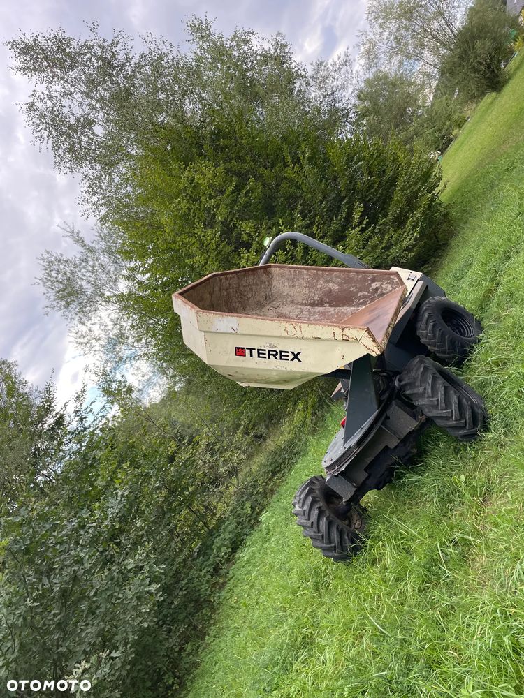 Terex DS030S Benford 3 tony OBROTOWE. Wozidło Budowlane-Rolnicze. Wózek z Obrotową Kolebą. 3 tony ładowność. 4x4. Mocny Silnik 4 cylindry Kubota 50km. 2600 mtg. Jazda 3 prędkości. Maszyna jak Nowa z Norweskiego Gospodarstwa! Ani deka luzów i wycieków! Pełny Oryginał. Hamulce brzytwa. Serwisy w DEKRA. Maszyna Woziła lekkie ładunki. Praktycznie zerowe zużycie. Wielka Okazja. Wszystko w pełnym Oryginale. Opony Oryginał w bardzo dobrym stanie! Potężna moc! - 16