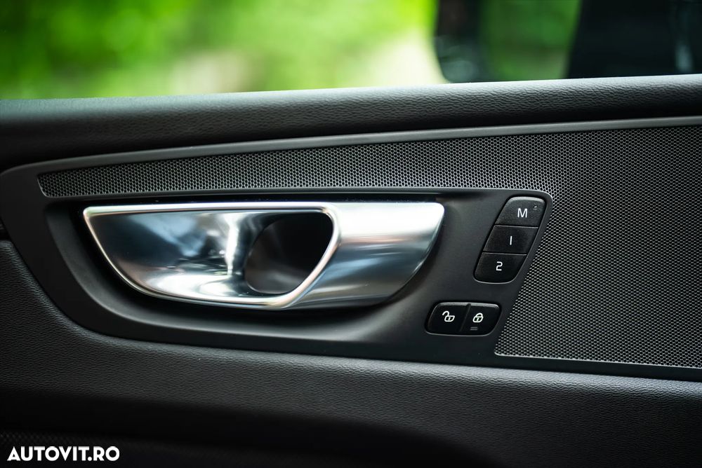 Volvo XC 60 B5 AT AWD MHEV Plus Dark - 10