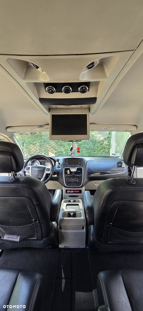 Chrysler Town & Country - 5
