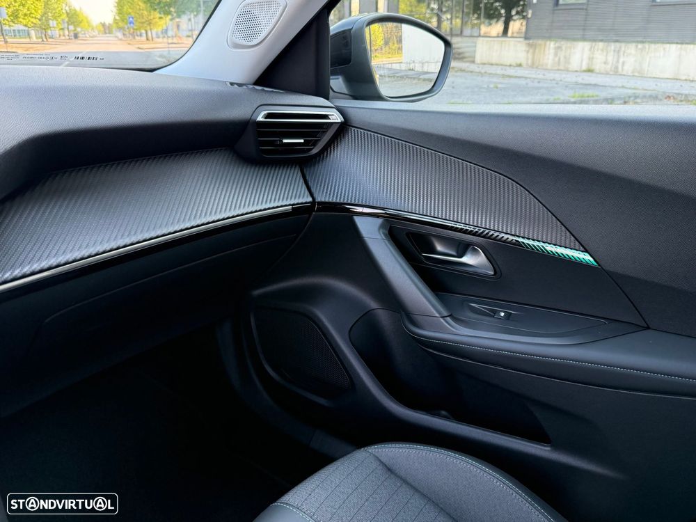 Peugeot 2008 1.2 PureTech Allure Pack EAT8 - 20