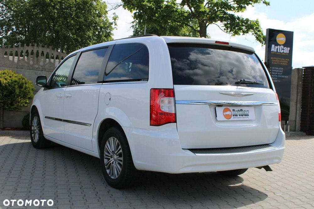 Chrysler Town & Country - 39